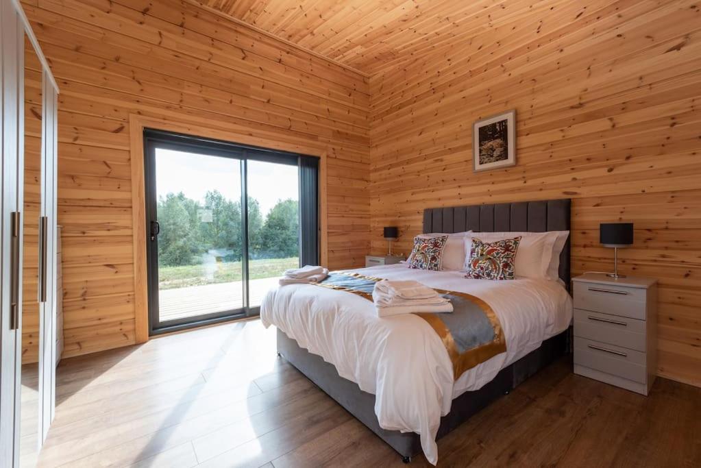 B&B Hintlesham - Lodge 2 - Stunning Finnish Log Homes in Suffolk - Bed and Breakfast Hintlesham