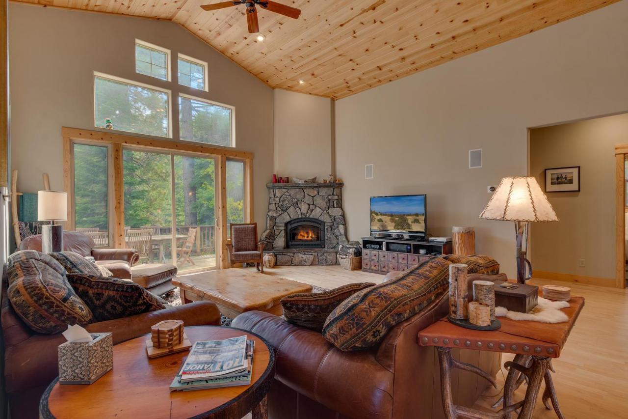 High Altitude at Tahoe Donner - Huge 4 BR with Private Hot Tub, Pool Table, Ping Pong, HOA Amenities - B&B
