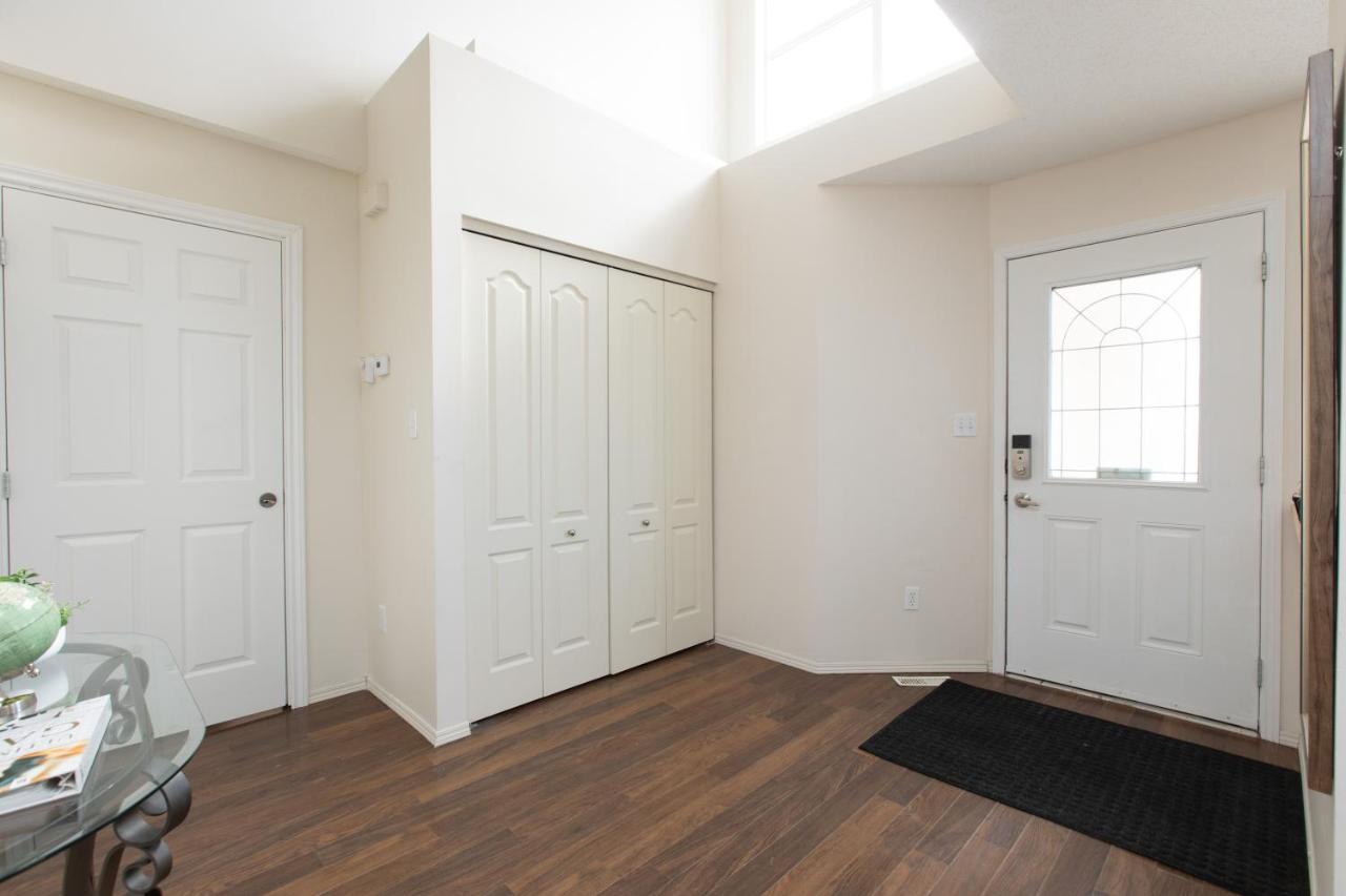 Elegant 6 Bedroom House Near U of Manitoba - Chambres d'hôtes Winnipeg