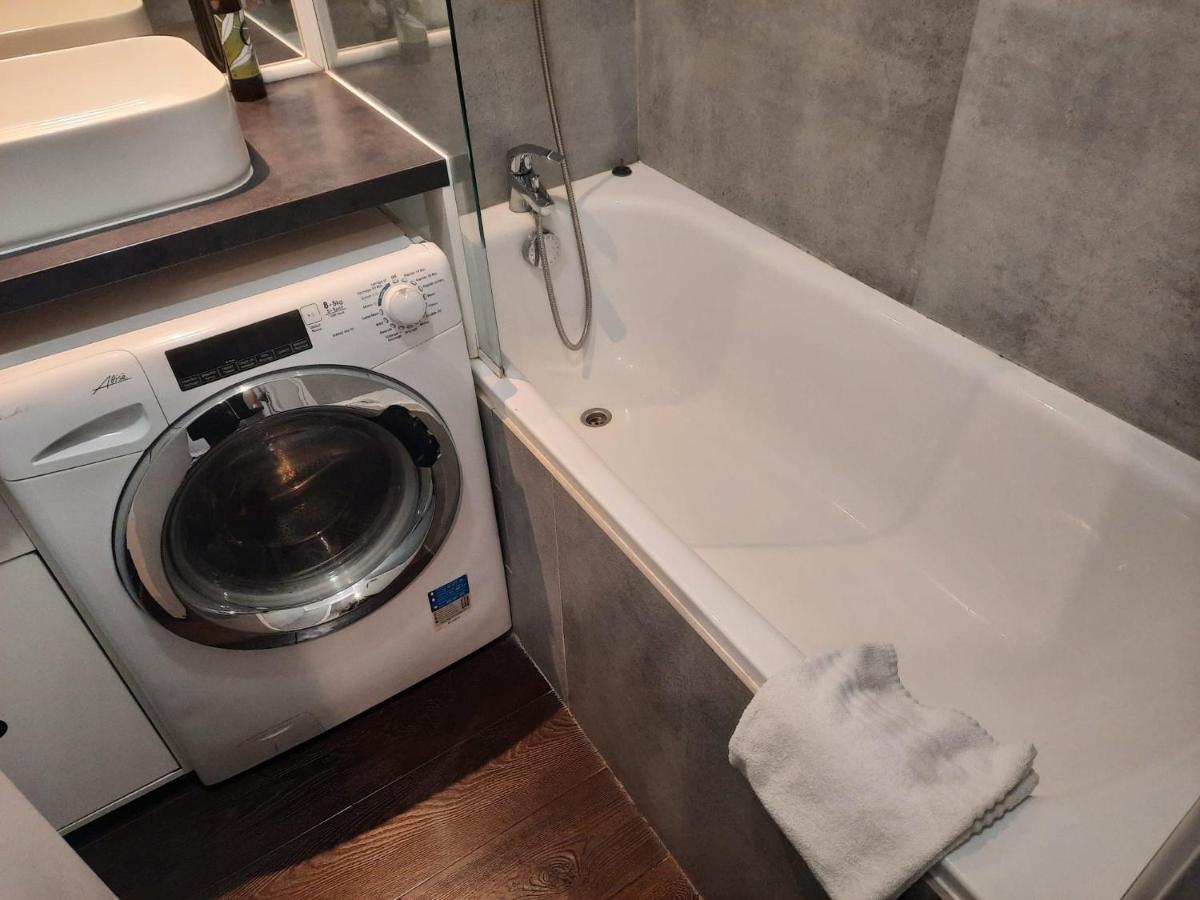 Grand appartement avec balcon - Proche Parc des Expo - Parking Privée - Chambres d'hôtes Issy-les-Moulineaux