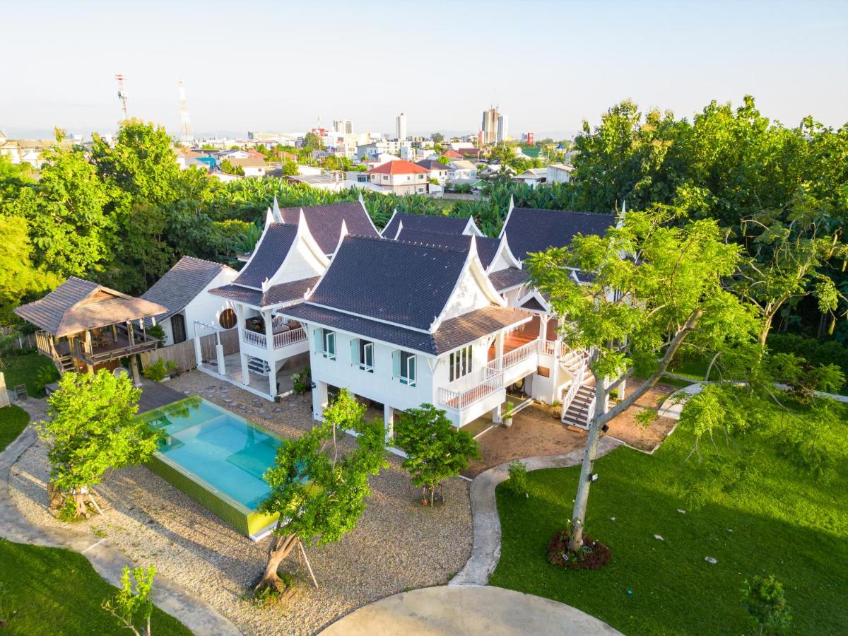 B&B Chiang Mai - Phi Private Villa: Luxury Thai with Riverview - Bed and Breakfast Chiang Mai