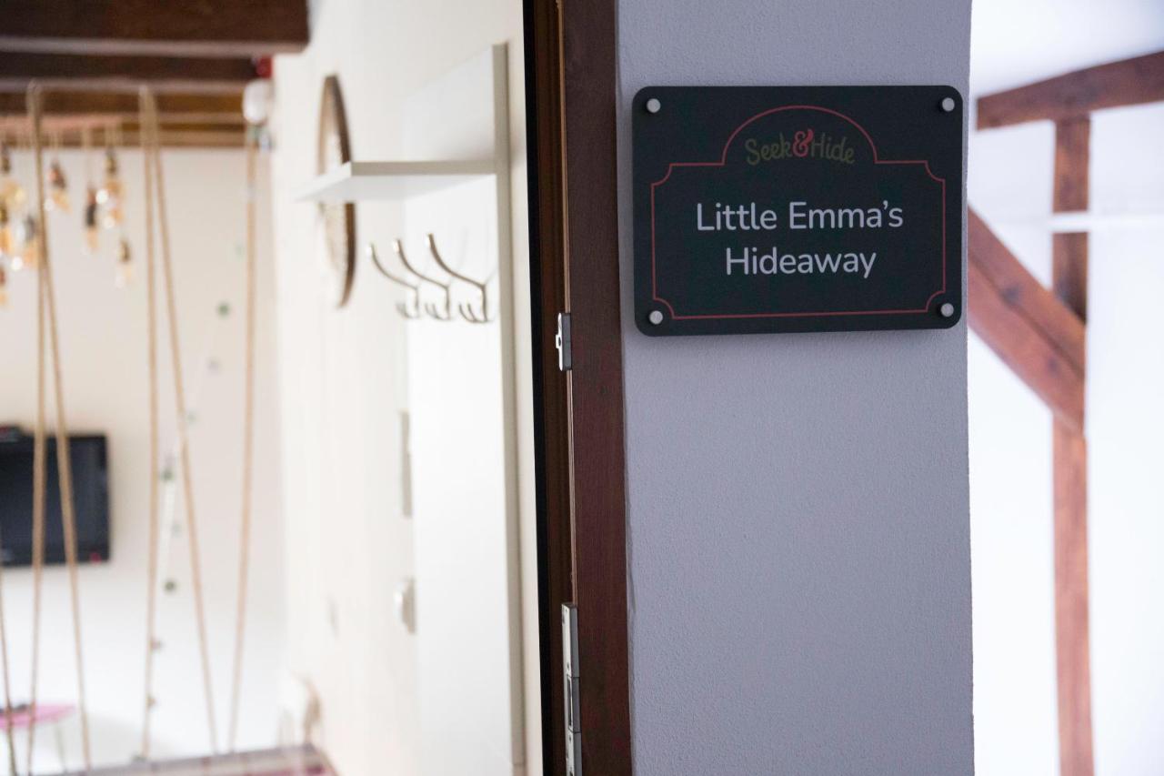 Seek and Hide - Little Emma's Hideaway - Bed and Breakfast Braşov