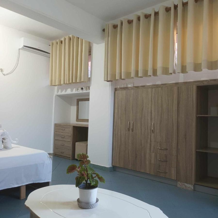 Studio Lit King-Size