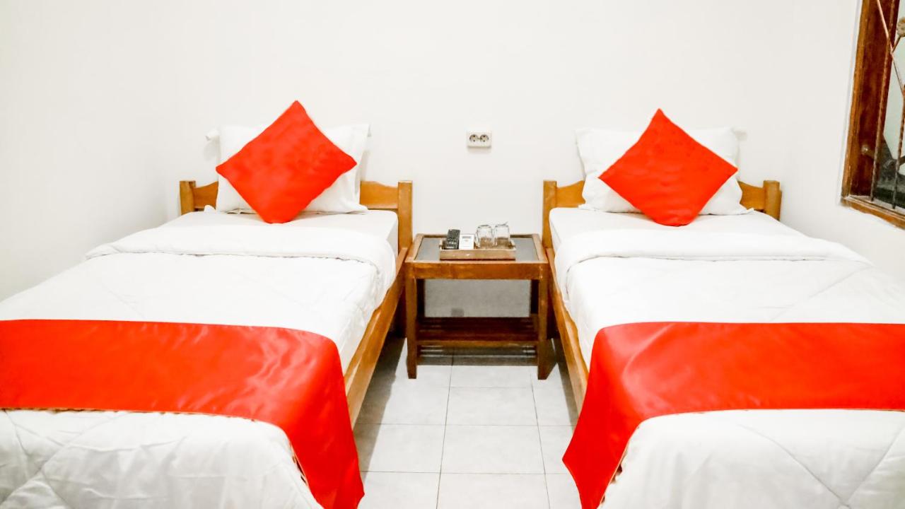 Tweepersoonskamer met 2 Aparte Bedden en Eigen Badkamer