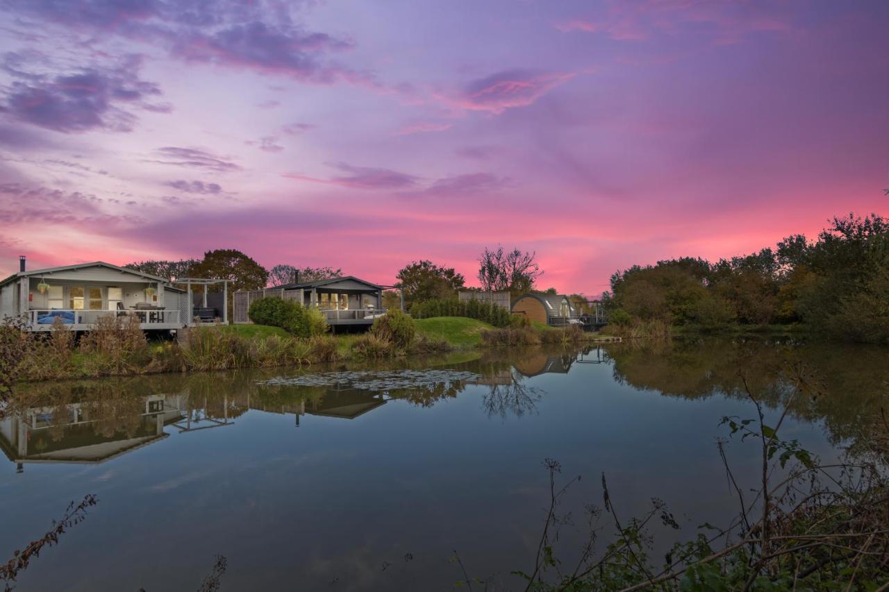 B&B Arundel - Choller Lake Lodges - Primrose Cabin With Private Hot Tub - Bed and Breakfast Arundel