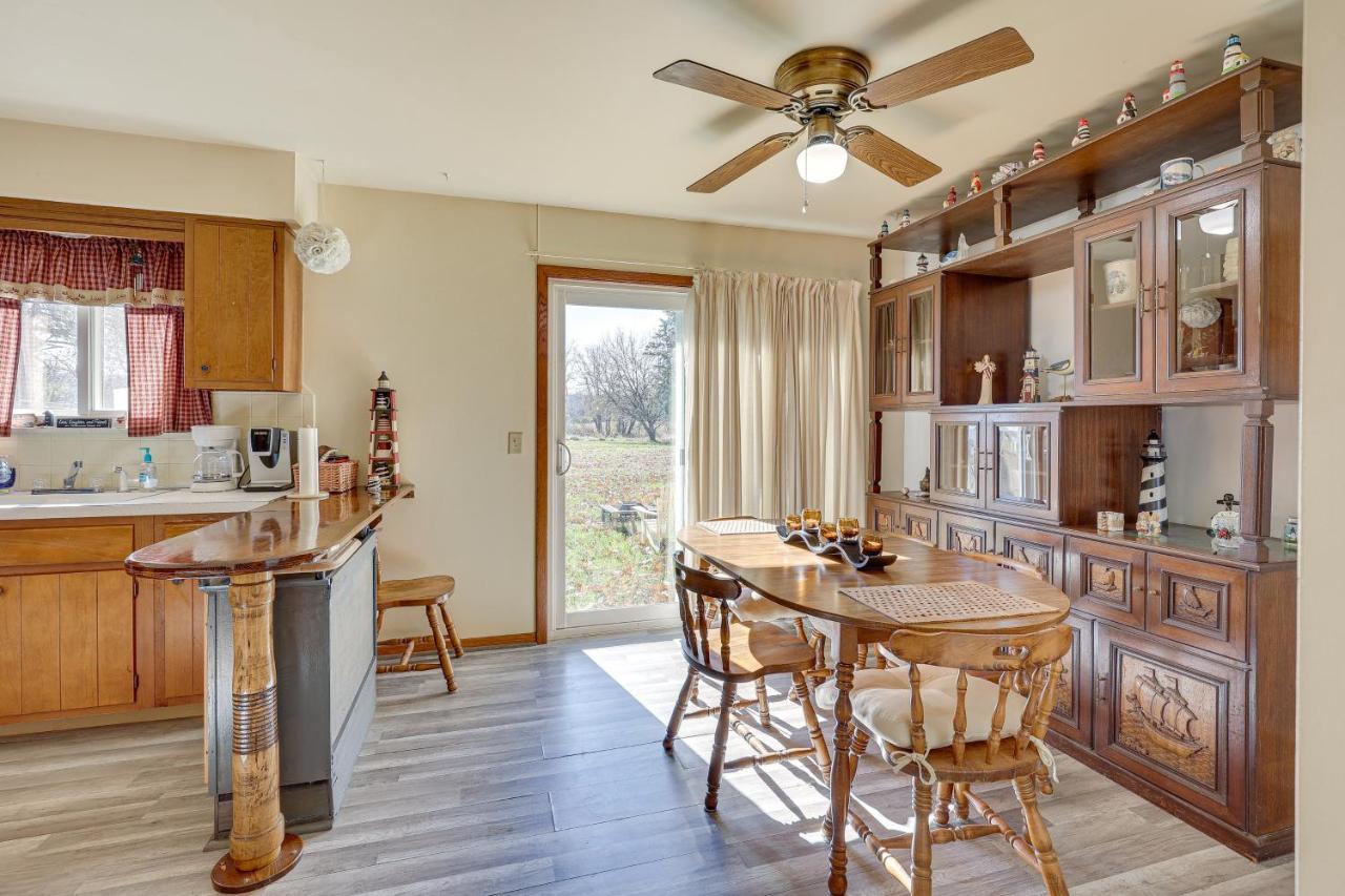 Family-Friendly Home with Fire Pit about 10 Mi to Akron! - B&B