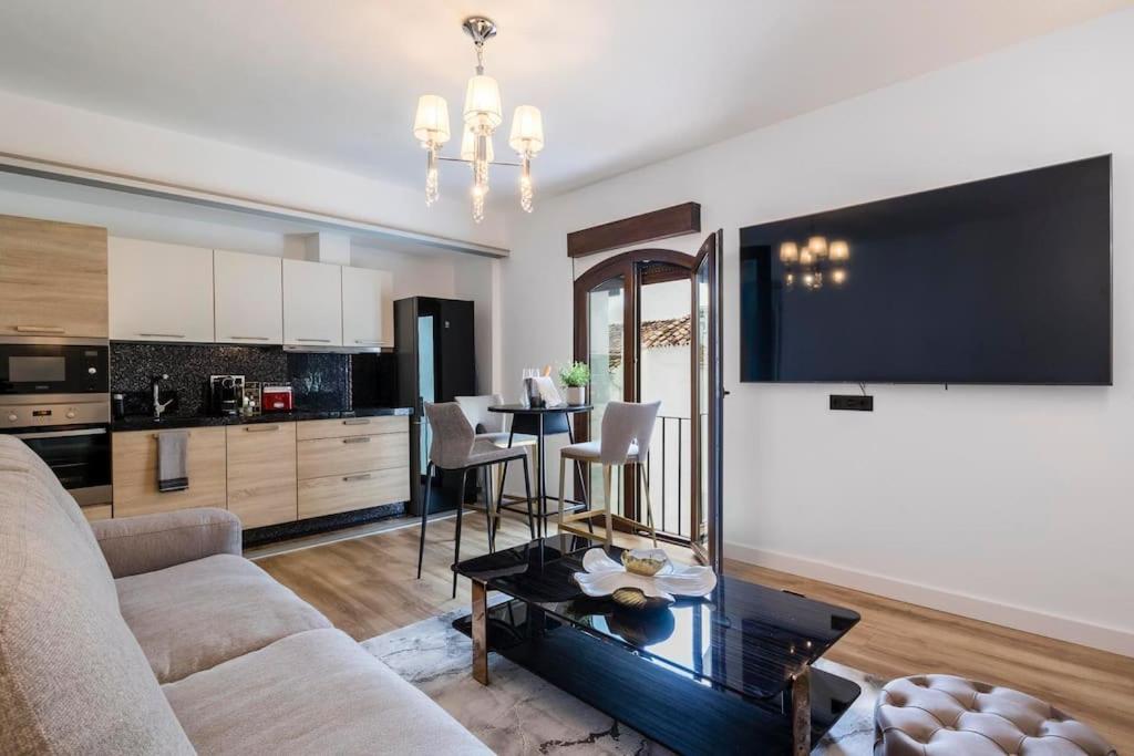 luxurious apartment in the heart of puerto banus - B&B Marbella