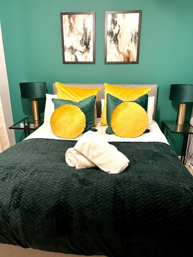 B&B Milton Keynes - Superior Campbell Park 2 Bedroom City Centre Apartment- Free Underground Parking, Fast Wi-FI, Smart TV with Netflix, Prime & Disney Plus - Bed and Breakfast Milton Keynes