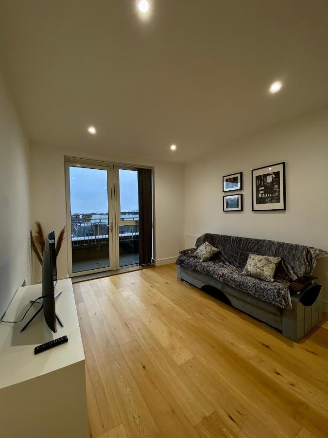 B&B London - Spacious 2 Bedroom Penthouse Retreat - Bed and Breakfast London