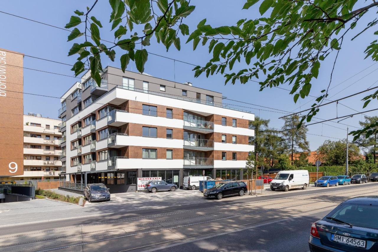 Cracow Apartment Bronowicka with Parking by Noclegi Renters - B&B