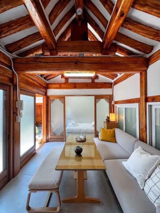 Youngchoo Hanok Stay - B&B