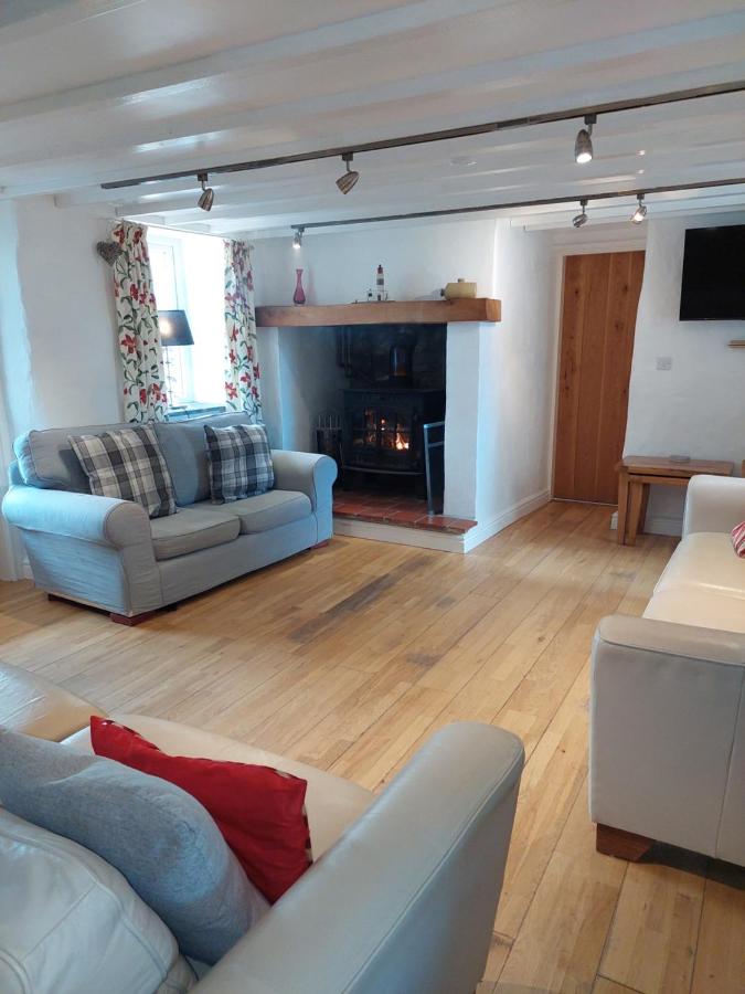 B&B Holyhead - Church Bay Cottage Dog Friendly Sea Views - Bed and Breakfast Holyhead