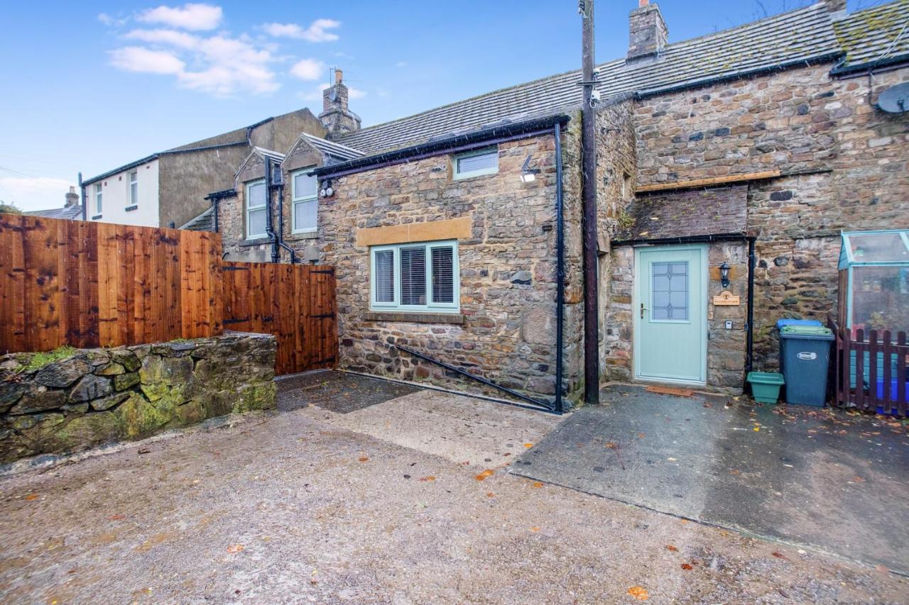NEW! Luxurious Cottage in Durham by Stay With Us, Ideal for Large Groups & Families, Hot Tub, Sleeps 10! - B&B