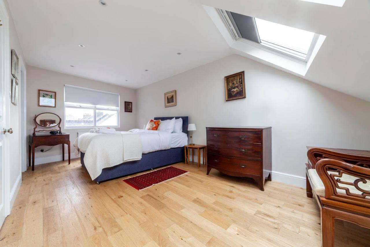 Stylish 3 BDR apartment wfree parking and garden - Chambres d’hôtes