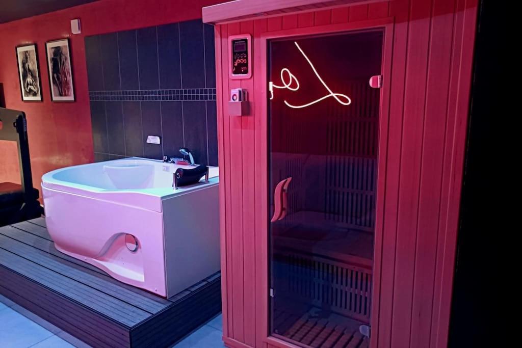 Appartement balnéo et sauna privés The Red Room - B&B