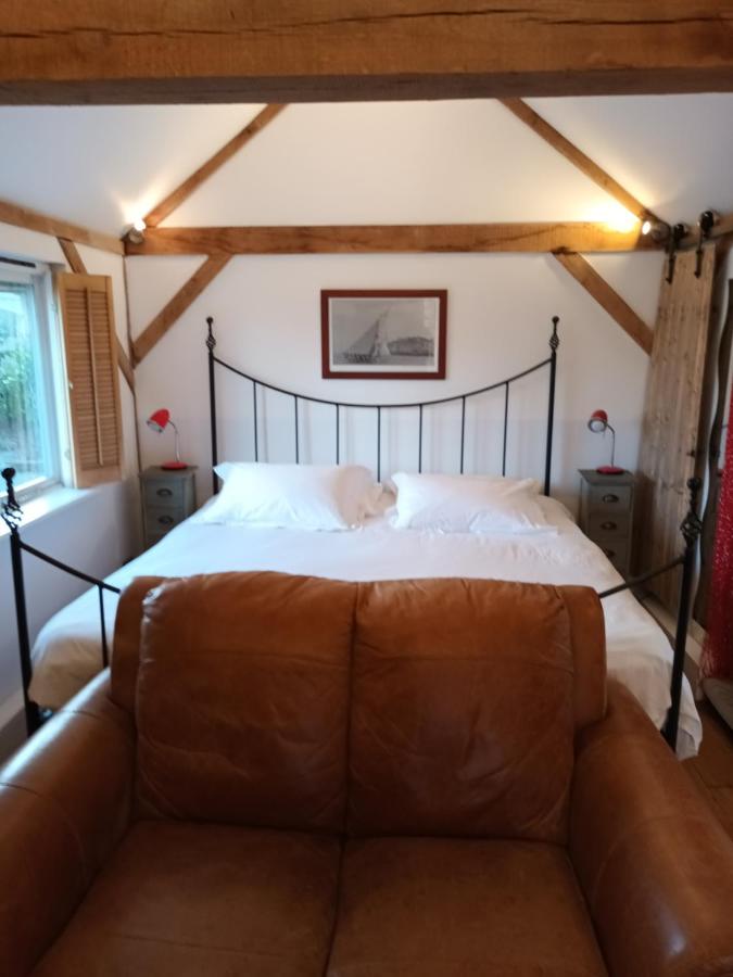 B&B Haslemere - The Music Room - Kingsize Double - Sleeps 2 - Quirky - Rural - Bed and Breakfast Haslemere