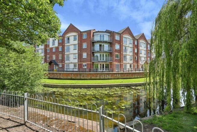 Stafford 2 Bedroom Apartment in Prime Location with Secure Parking - B&B