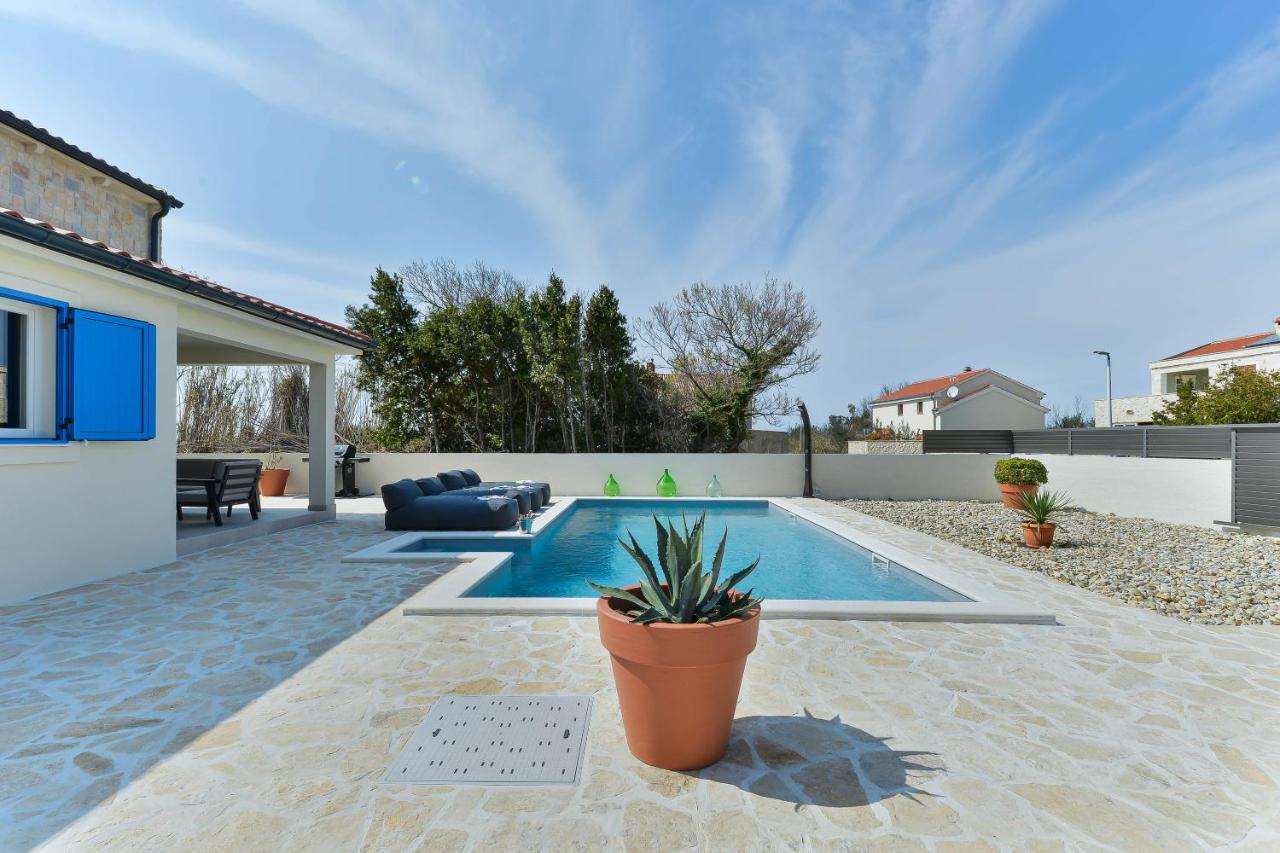 Beautiful new villa with a pool, near sandy beach, large garden - by Traveler tourist agency Krk ID 2384 - B&B Privlaka