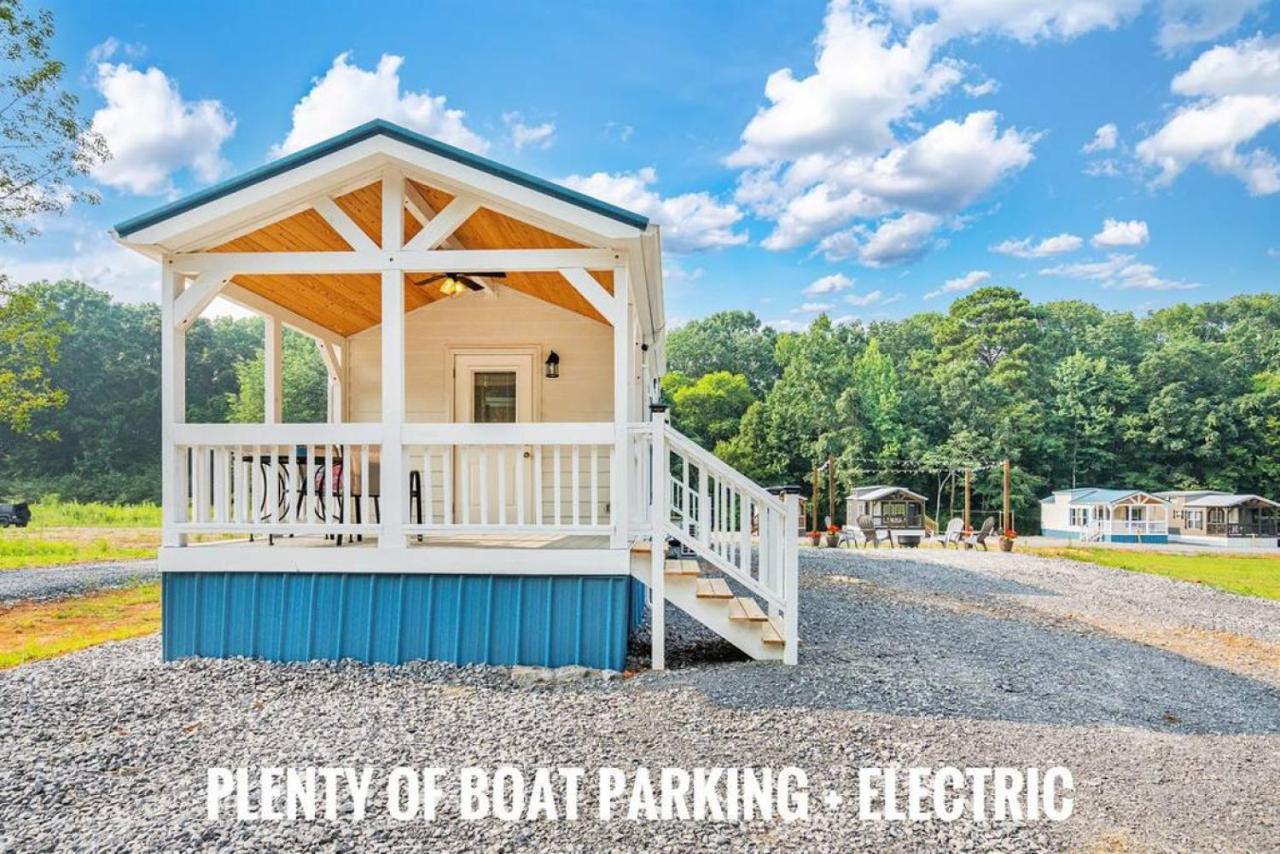 7 Le Soleil Retro Tiny House, Boat Parking, Mins to Lake Guntersville, City Harbor - B&B