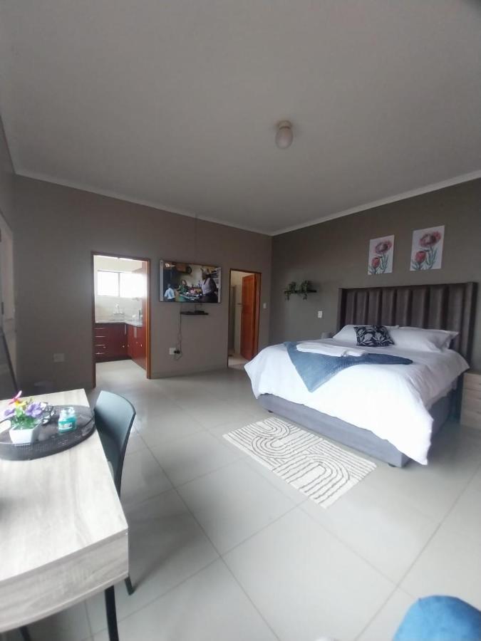 Habitación con cama extragrande.