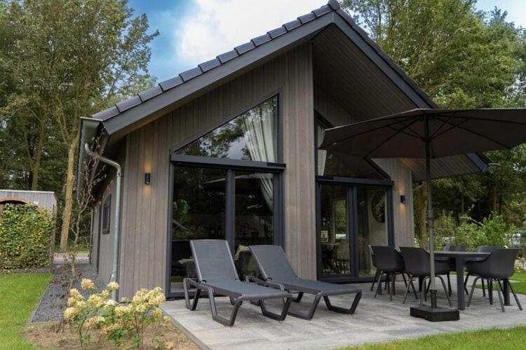 B&B Oirschot - Beautiful lodge with sauna, located in a holiday park in Brabant - Bed and Breakfast Oirschot