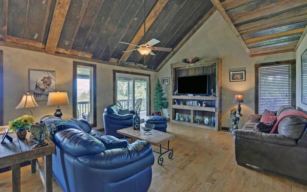 B&B Ellijay - Birds Eye Cabin - Sunset & Starry Retreat Pet Friendly w Private HotTub, Fire Pit and Game Room - Bed and Breakfast Ellijay