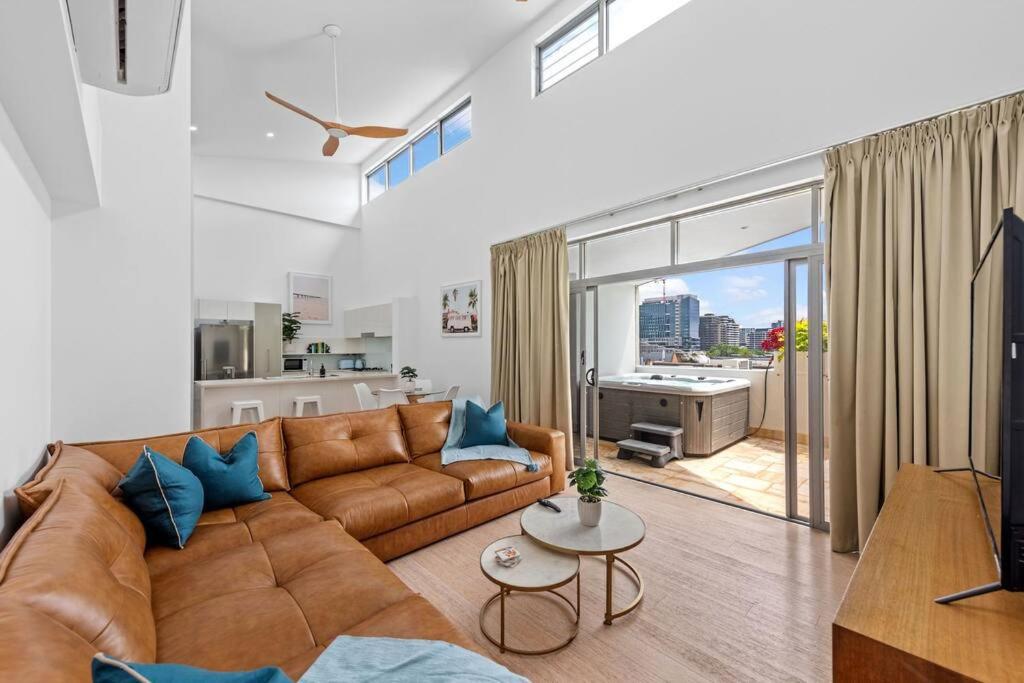 Hidden Oasis! 2Bed/2Bath/1Car ~ 5mins to CBD - B&B Brisbane