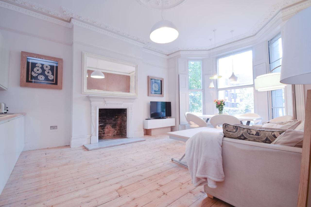 B&B Londen - Stylish 2BR Designer Flat Holland Park - Bed and Breakfast Londen