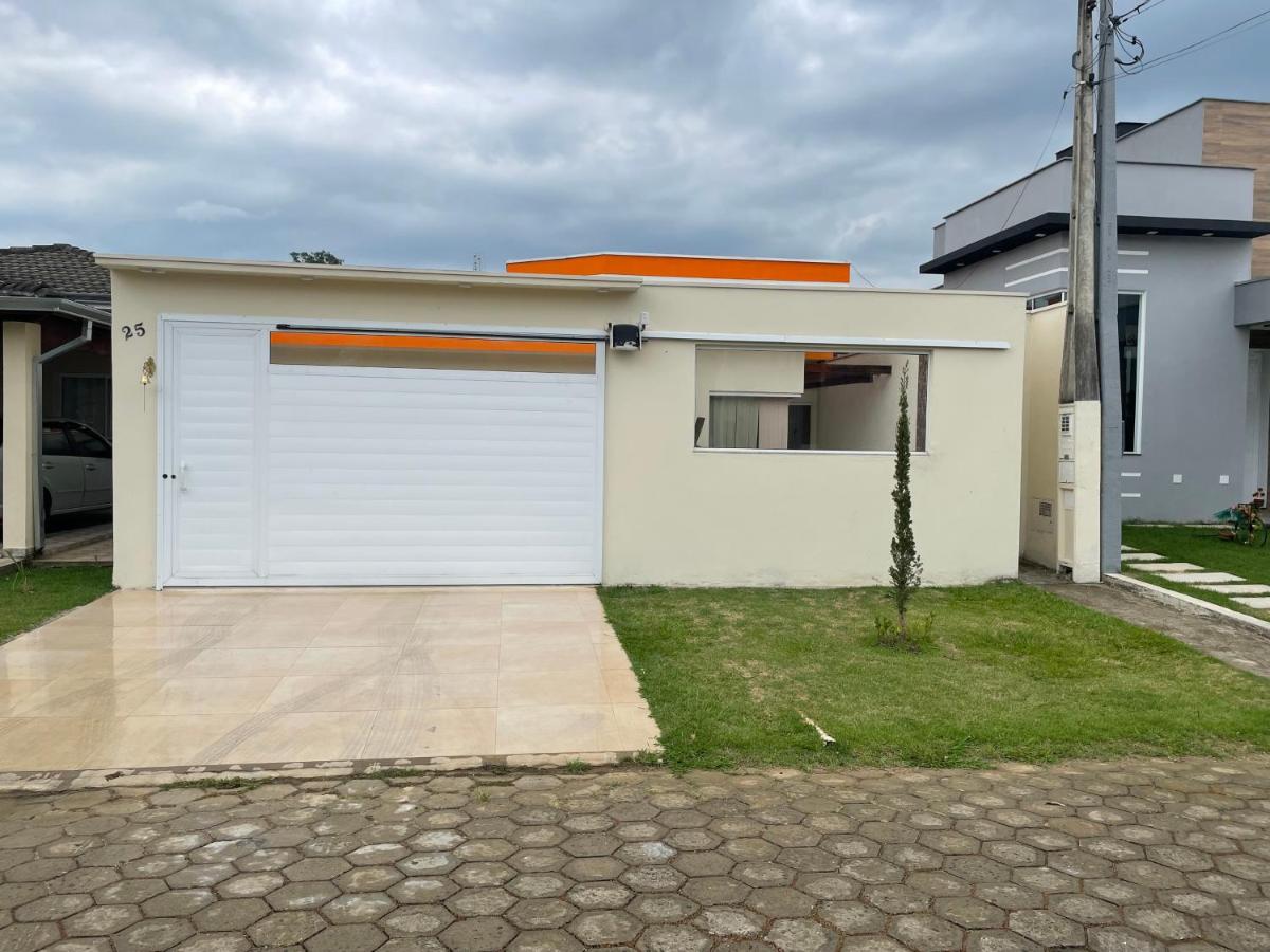 Casa com piscina em condomínio - B&B