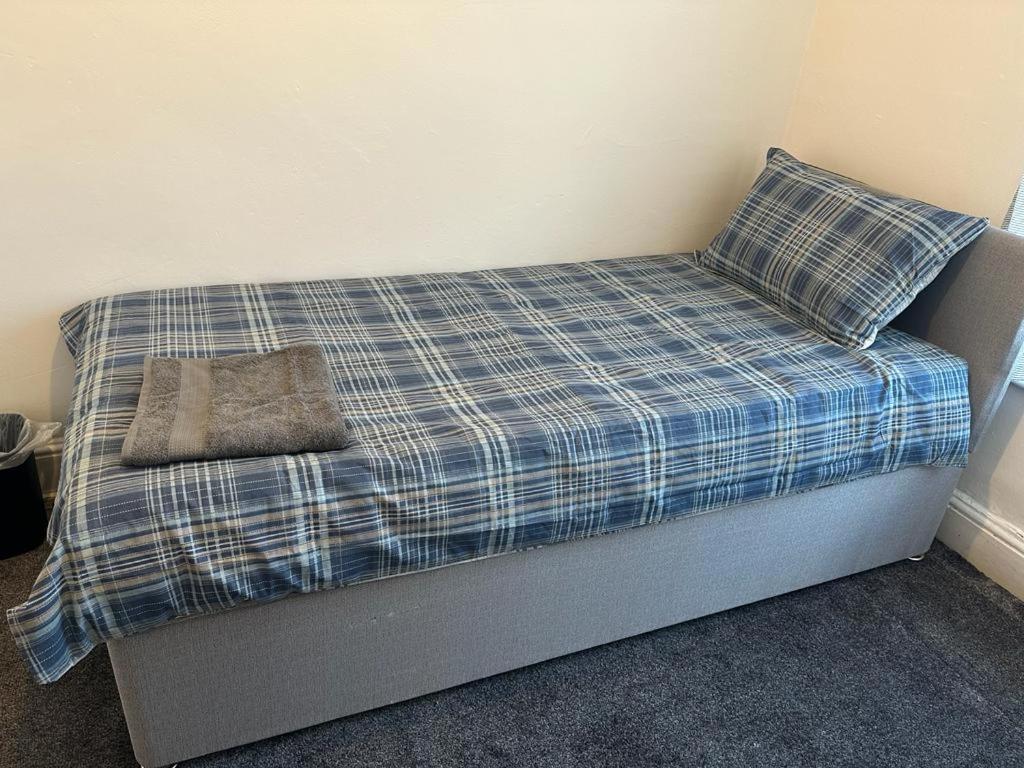 Luton Home - Near AIRPORT, Mall, Train Station, High Speed Internet - B&B