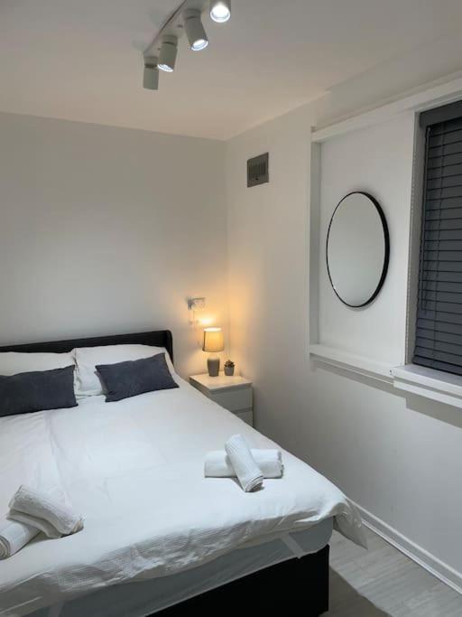 Belfast Chic: Elegant 2BR Sleeps 5, Prime Location - B&B