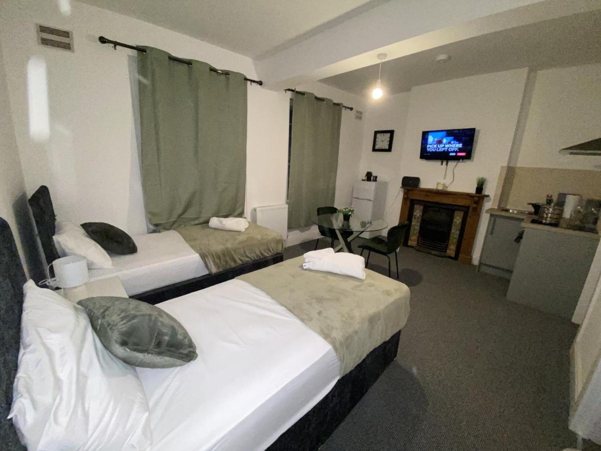 B&B Northampton - Cosy 3BD Guesthouse w/ Private Bathrooms - Bed and Breakfast Northampton