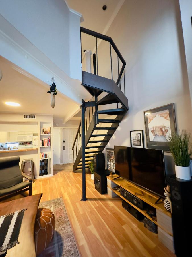 B&B Dallas - HiFi Sound & Comfort - Uptown Dallas / 2-story loft - Bed and Breakfast Dallas