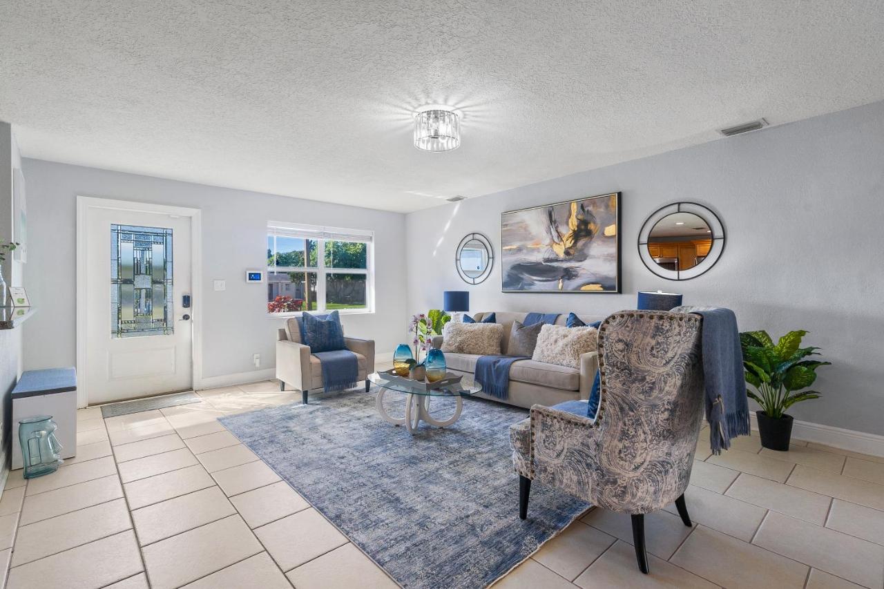 Luxe 4BR Escape Pet-Friendly Outdoor Lounge - B&B West Palm Beach
