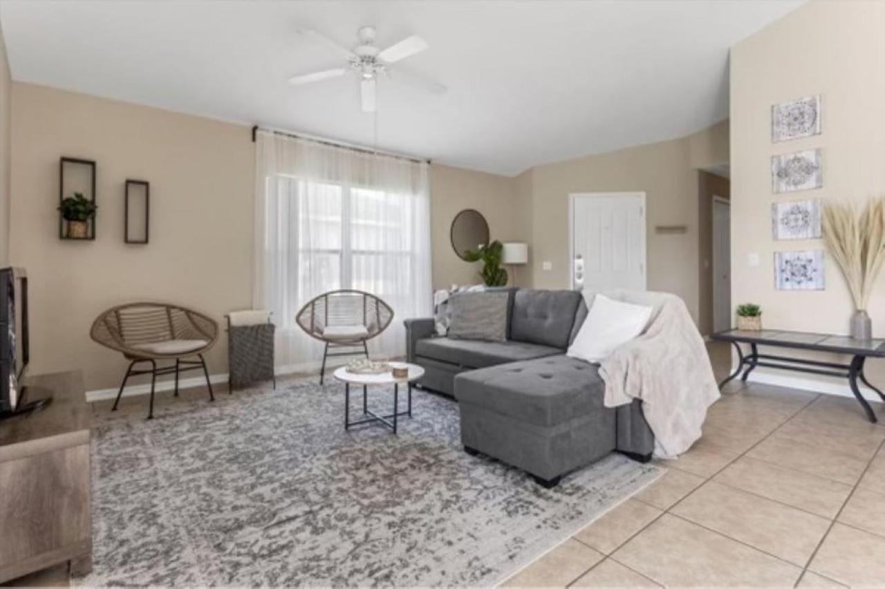 B&B Davenport - Welcome home to this beautiful 4 bdrm house with heated pool minutes away from Disney and Universal Parks. - Bed and Breakfast Davenport