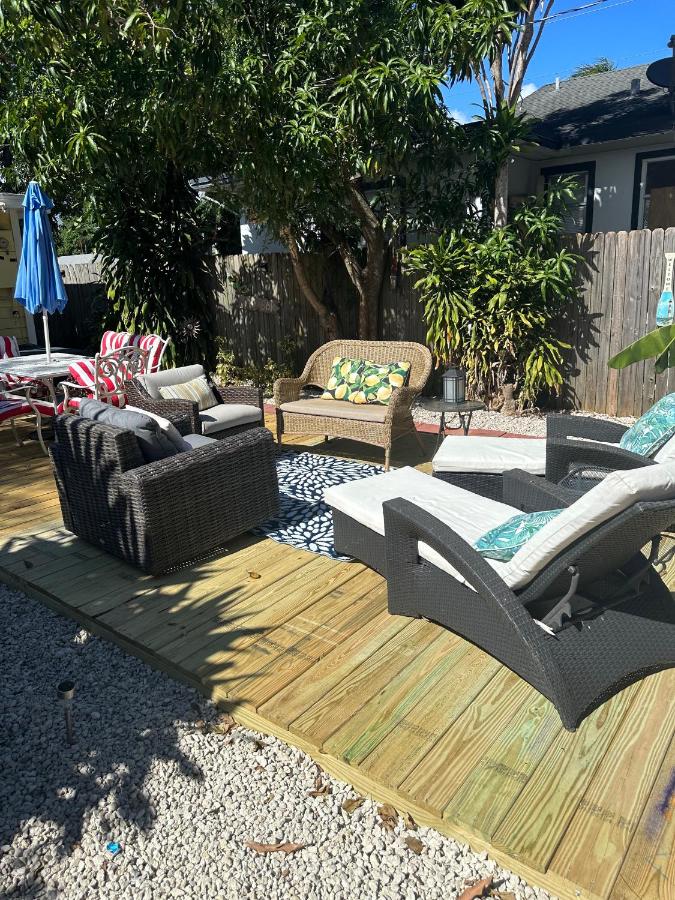 B&B Lake Worth Beach - Close to Beach and Lake Ave! 3 Bedroom House Fenced Backyard Deck Grill Firepit - Bed and Breakfast Lake Worth Beach