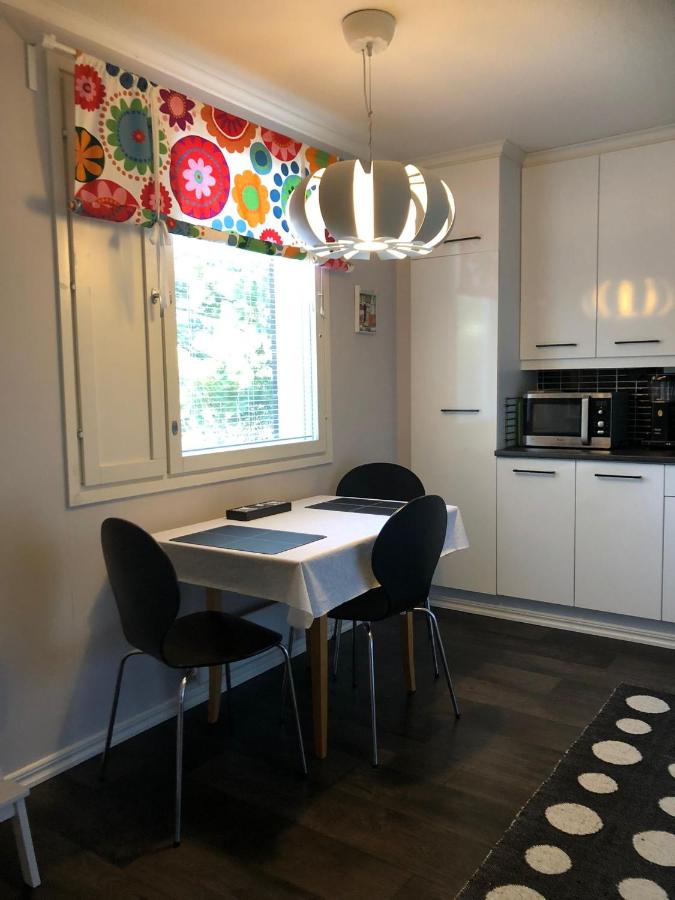 SARA - Modern Row Aprt with Sauna - 24h Check-in - Chambres d'hôtes Närpes