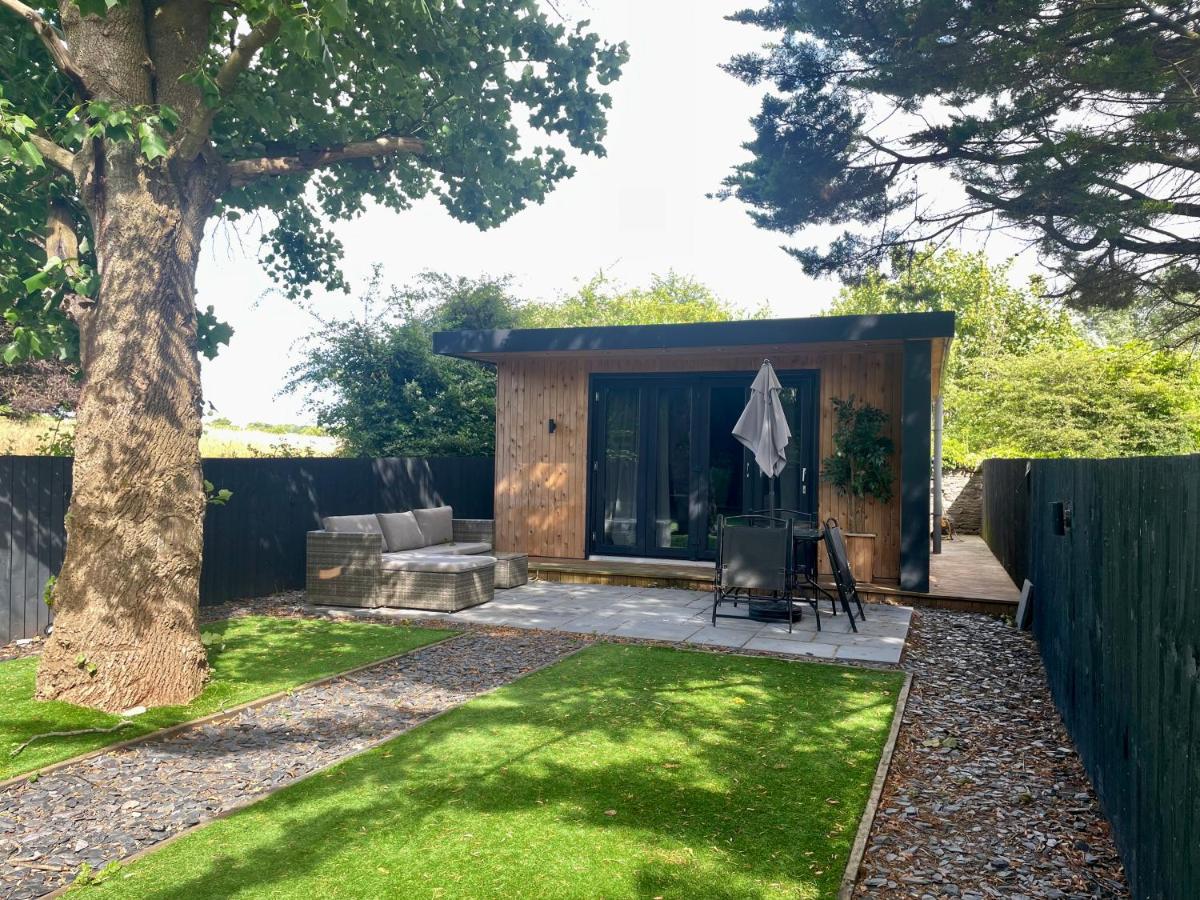 B&B Bristol - 1 bedroom rural cabin retreat with hot tub in Hambrook close to Bristol city centre - Bed and Breakfast Bristol