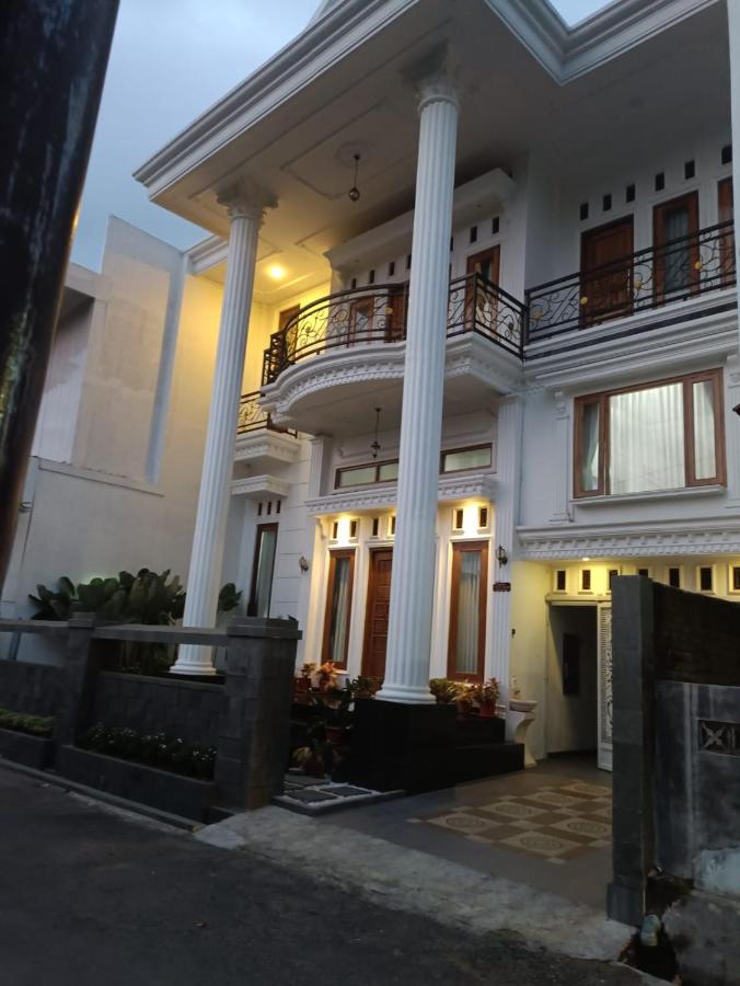 Homestay Omah Putih - B&B Bundo