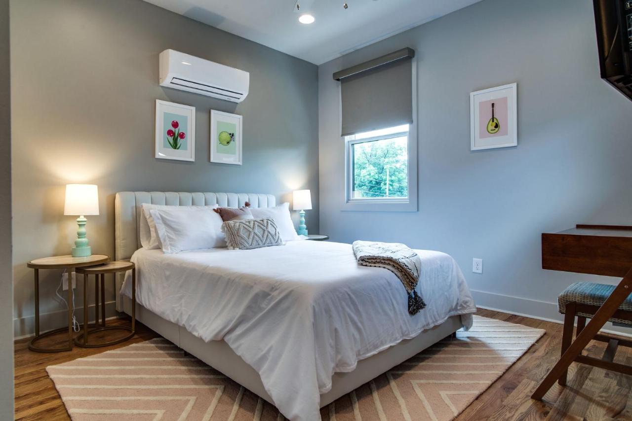 Modern East Nashville Gem, Walk to Local Favorites, Cozy Den, Workspace & Smart TVs, Fully Equipped Kitchen, Garage & Fast WiFi, Near Mas Tacos, Rosepepper & Five Points, 10 Min to Broadway & Nissan Stadium, 24 Hr Hospitality - B&B Nashville
