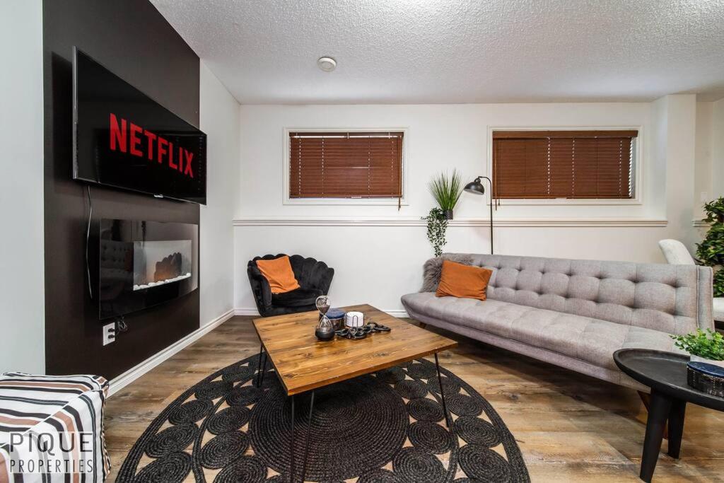 B&B Edmonton - Chic Modern Vibes - KING Bed - Fireplace - Sleeps 4 - Wifi - Bed and Breakfast Edmonton