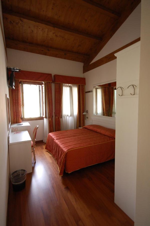 Camera Matrimoniale/Doppia con Letti Singoli con Bagno Privato