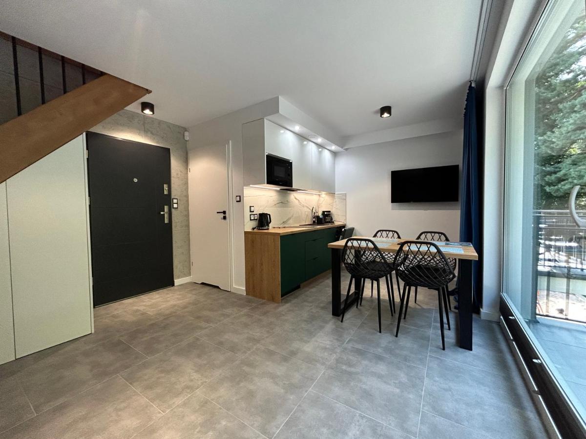 Apartamenty w sam las by KLIF Ustka - apartament dwupoziomy z klimatyzacją, balkonem i widokiem na las - B&B Ustka