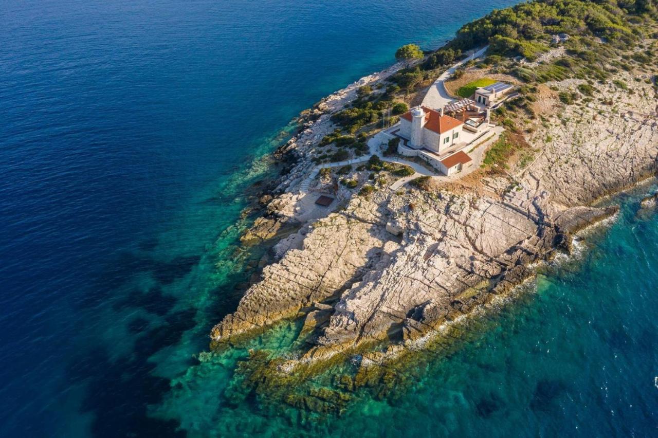Luxury seafront Villa Lighthouse Ligero on Host island - Vis island - B&B
