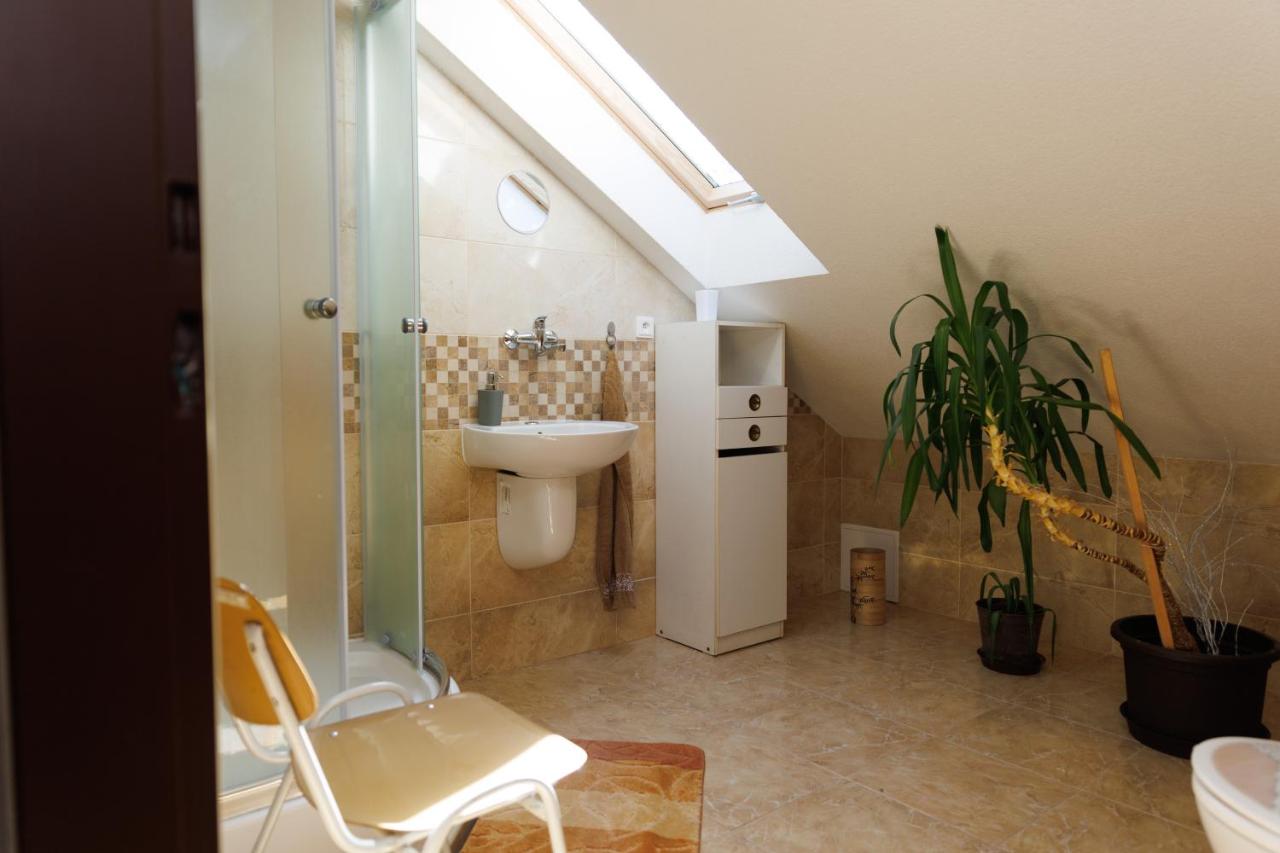 Camera Quadrupla Economy