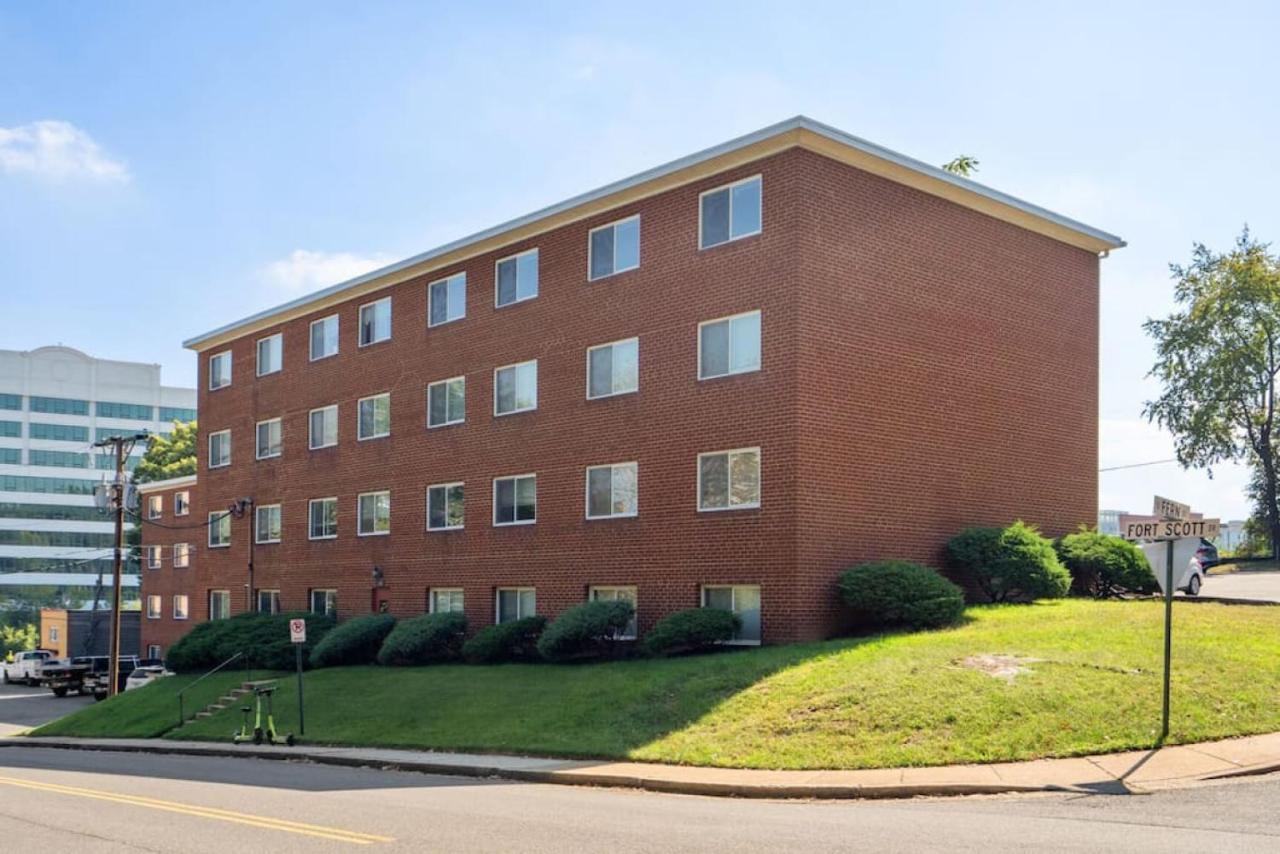 Crystal City Charm Free Parking - B&B