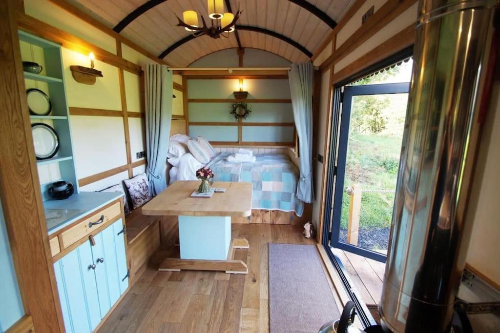 The Mallard Shepherd's Hut with Hot Tub - Bed and Breakfast