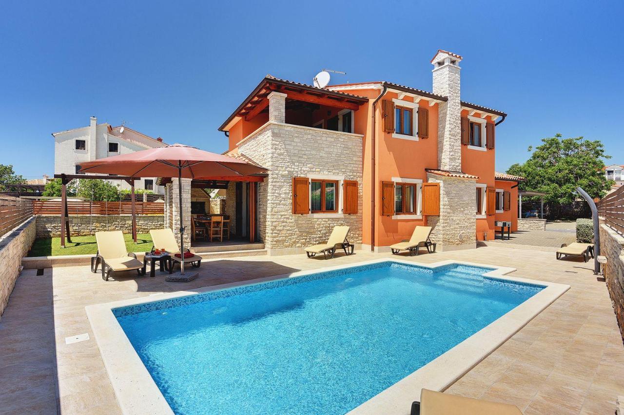 Villa nur 800 Meter zum Strand mit Meerblick, privatem Pool, BBQ und Spielplatz - Bed and Breakfast Fažana