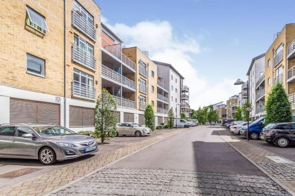Town Centre Apartment in Gated Complex - B&B Kent
