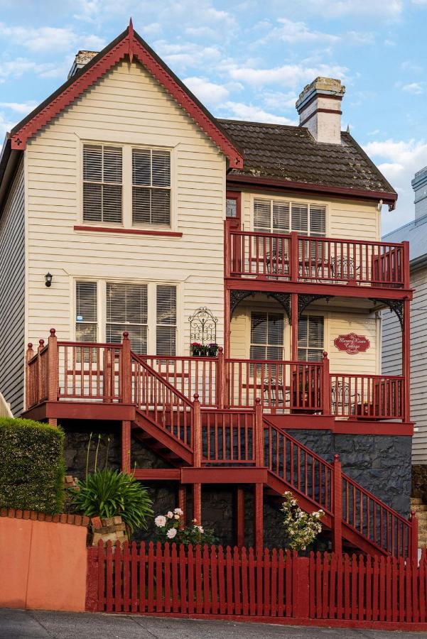 Mersey River Cottage ( cir 1888) Central location with Amazing Ocean and Habour Views. - Chambres d’hôtes